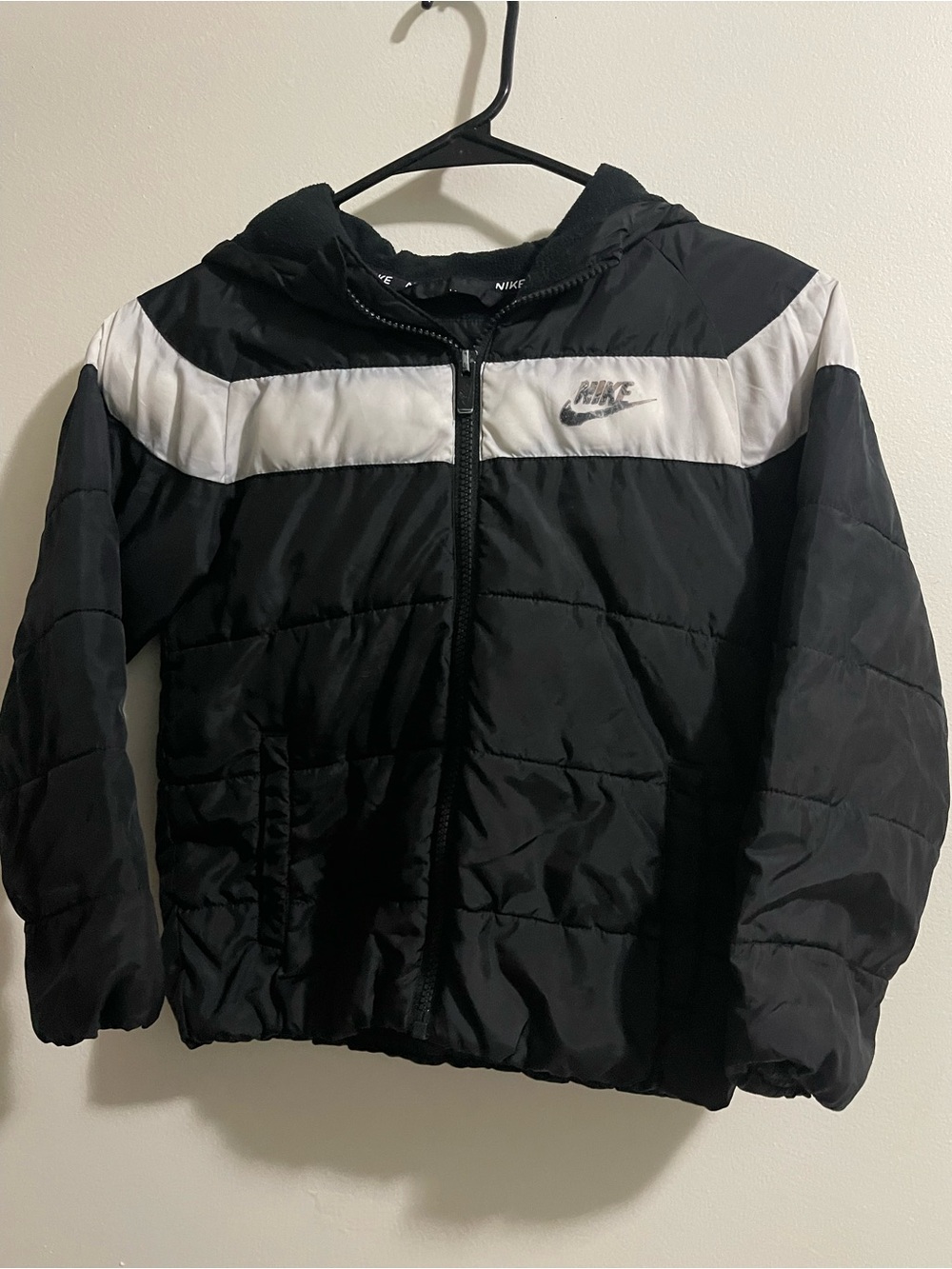 Nike Kids Hooded Chevron Puffer Jacket - Black & White - Size 6 (5-6 Yrs)